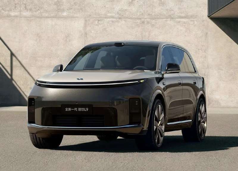  理想汽车2025年业绩显著承压，主营业务面临调整挑战。 汽车科技