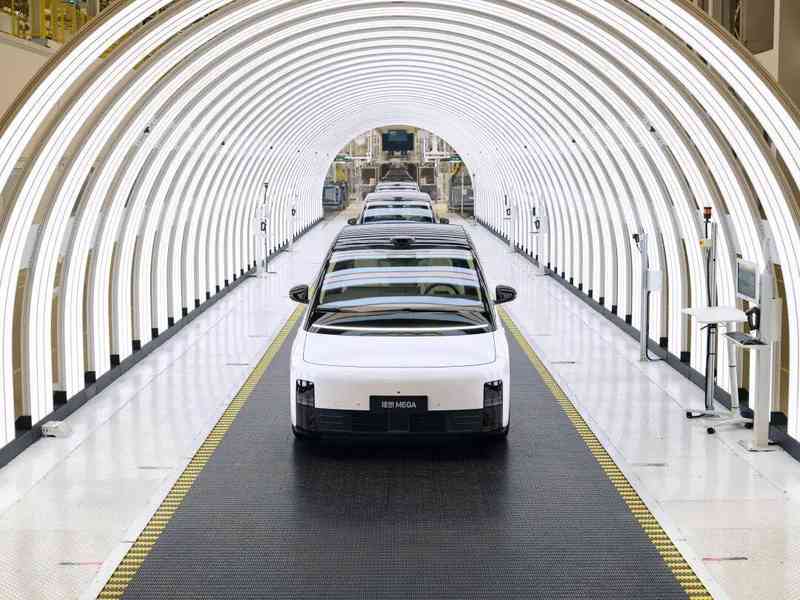  理想汽车2025年业绩显著承压，主营业务面临调整挑战。 汽车科技