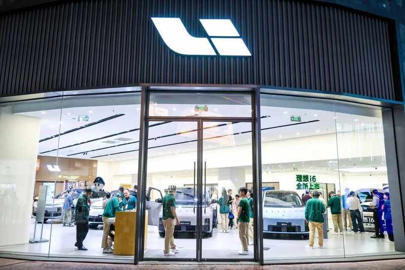  理想汽车2025年业绩显著承压，主营业务面临调整挑战。 汽车科技