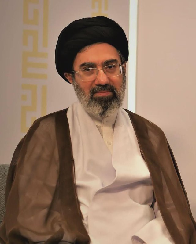  死里逃生细节曝光；新最高领袖外出瞬间，导弹摧毁住所，伤情引关注。 新闻