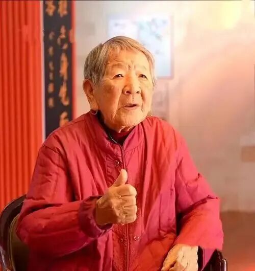  西沙湾上空硝烟散尽；曾恨老人用一生守护烈士英魂；解放军廿七君庙永存感恩。 文化旅游