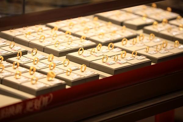  金价连续多日回调引发市场关注；国内珠宝品牌调整策略应对波动，周大福暂缓上调计划。 股票财经