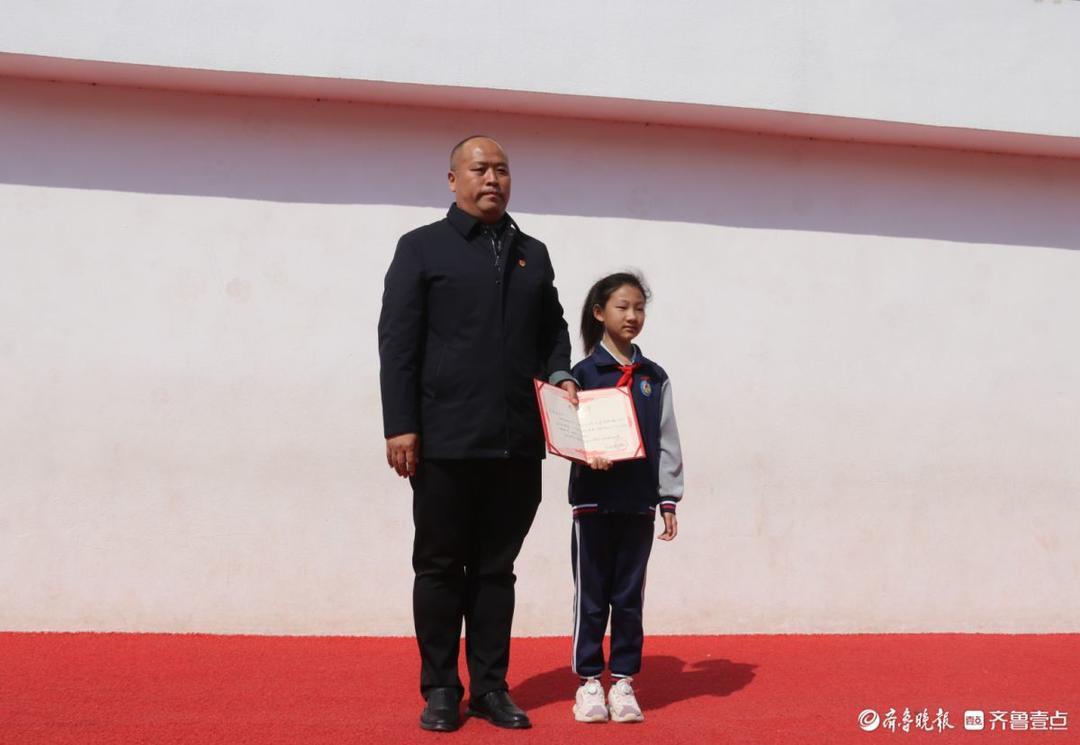  那罐糖的故事：一位小学生如何用最甜的方式，唤醒了一座城的记忆 情感心理