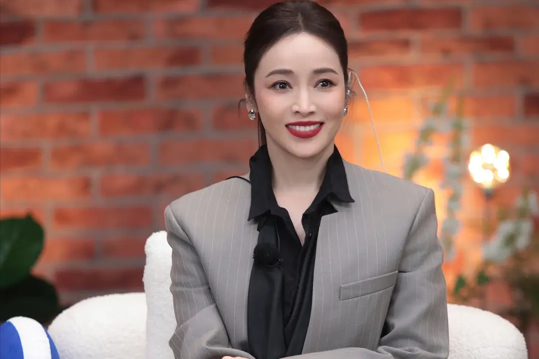  从天王前女友到央视春晚舞台：侯佩岑的逆龄人生方法论 娱乐新闻
