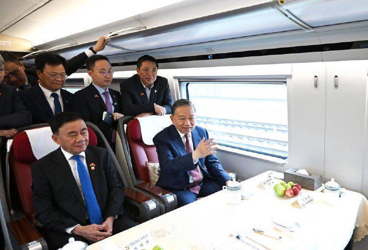  从“复兴号”车厢看中国高铁的技术跃迁与全球领跑密码 新闻